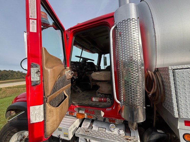 #1203-•-2004-mack-cv713-vacuum-pump-truck-(has-wi-title)-image-9