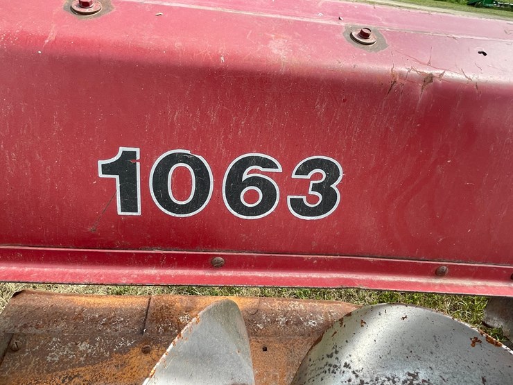 #1325-•-case-1063-(6)-row-corn-head-image-9