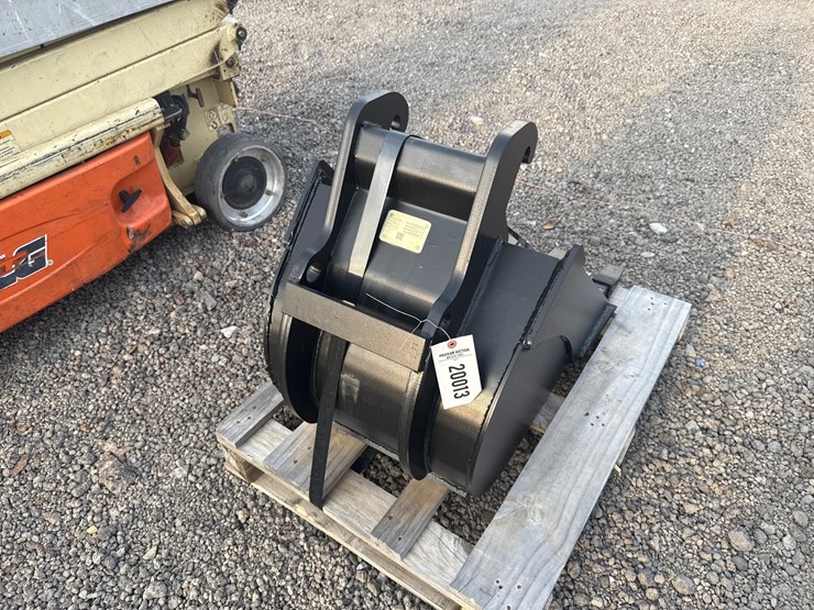 #2054-•-18”-bobcat-x-change-excavator-bucket-image-3