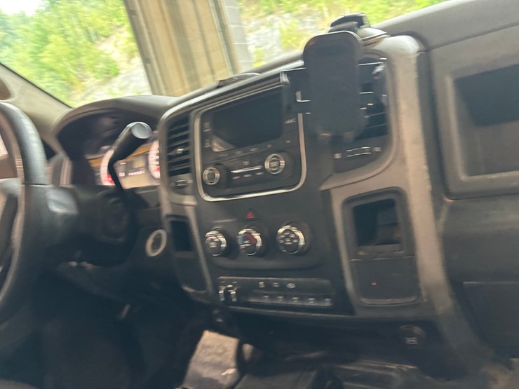 2015-dodge-ram-3500-image-36