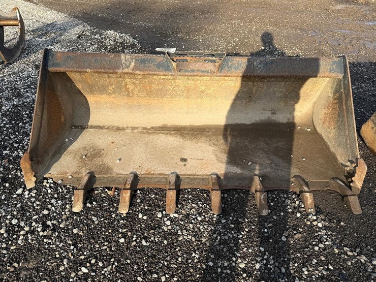 76”-skid-steer-tooth-bucket-image-1