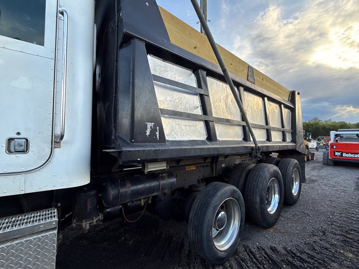 2001-peterbilt-379-image-12