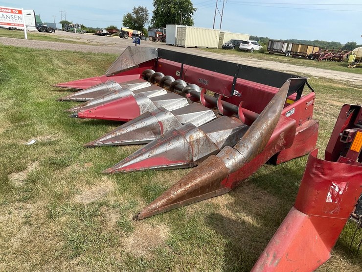 #1325-•-case-1063-(6)-row-corn-head-image-1