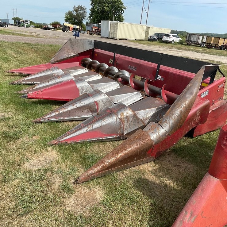 #1325 • Case 1063 (6) Row Corn Head