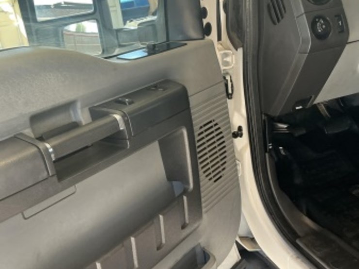 2013-ford-f550-image-24