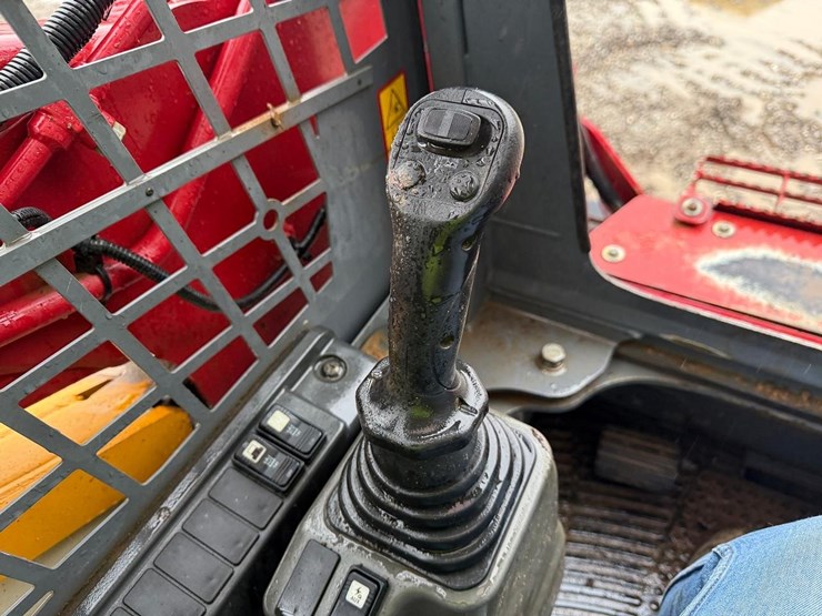 2023-takeuchi-tl8-image-26