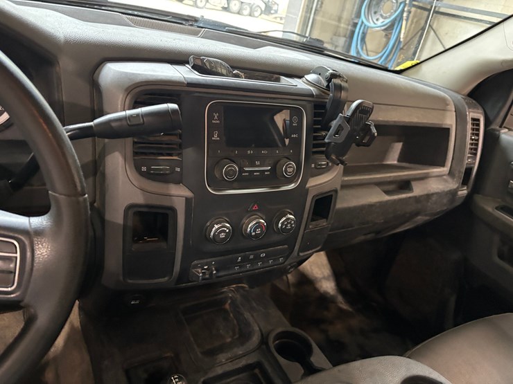 2015-dodge-ram-3500-image-29