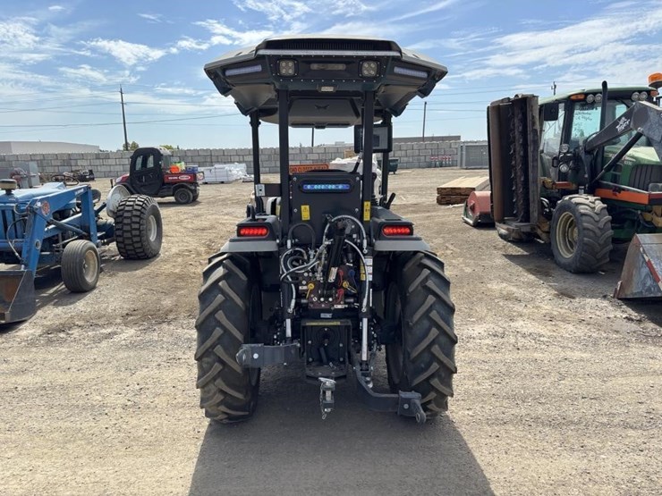 2023-monarch-mkv-tractor-image-9