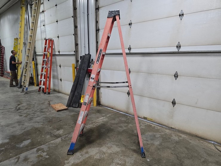 #9747-•-louisville-8'-step-ladder-image-2