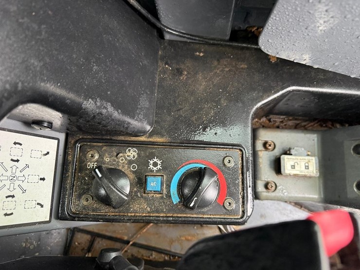 2012-takeuchi-tl250-image-28