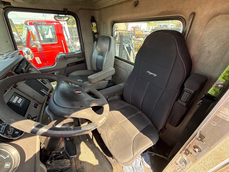 2010-kenworth-t370-image-13
