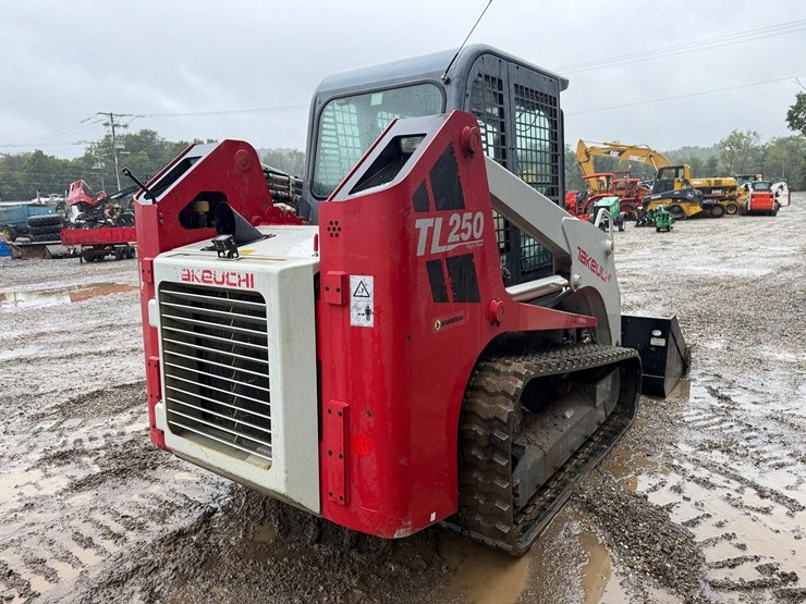 2012-takeuchi-tl250-image-4