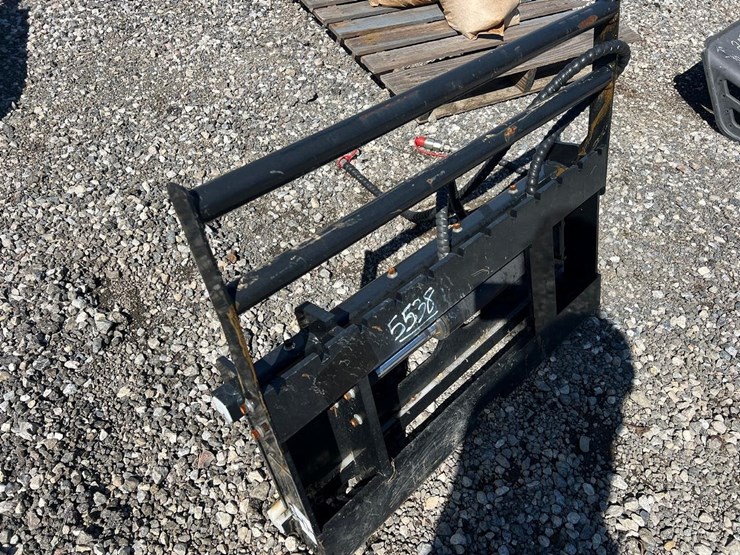 giyi-mini-skid-steer-side-shift-forks-backing-plate-image-2