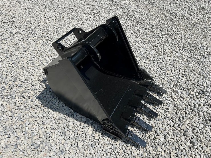 24"-x-change-bucket-for-a-bobcat-excavator-image-3