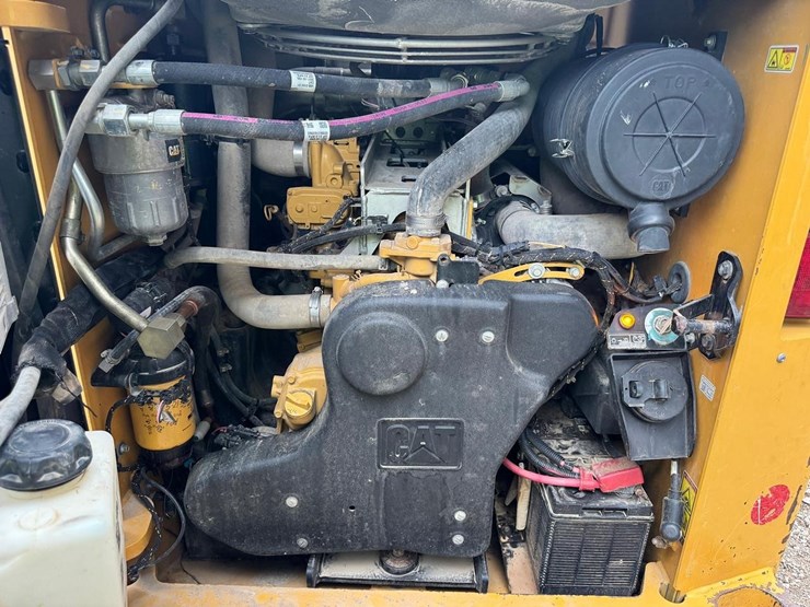 2021-caterpillar-299d3-image-17