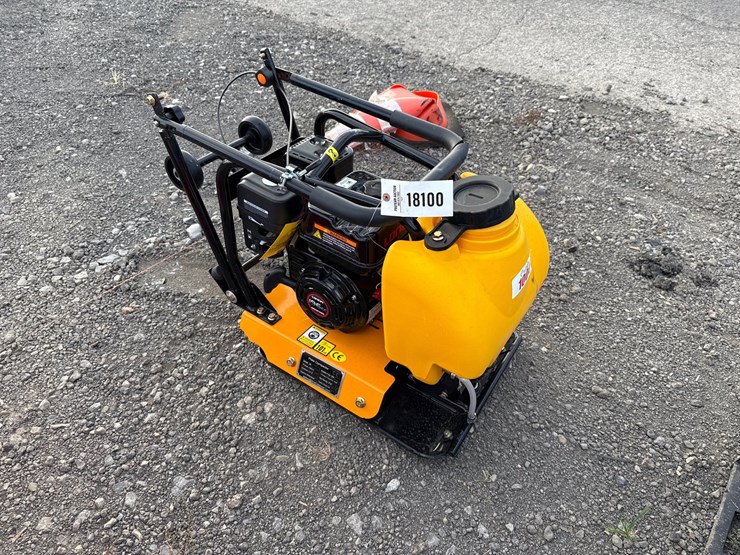 #1004-•-c90t-plate-compactor-image-2