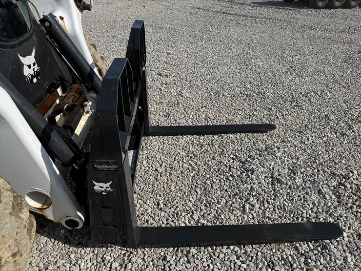 bobcat-42"-skid-steer-pallet-forks-image-4