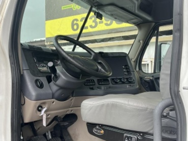 2016-freightliner-cascadia-113-image-24