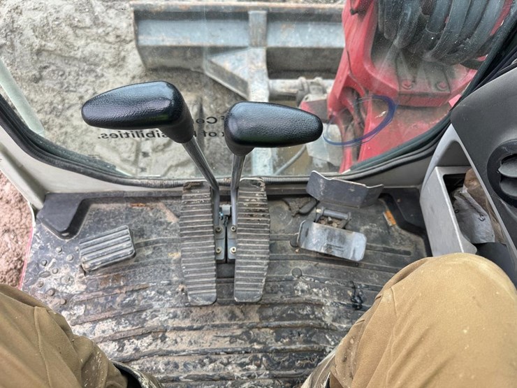2016-takeuchi-tb260-image-29