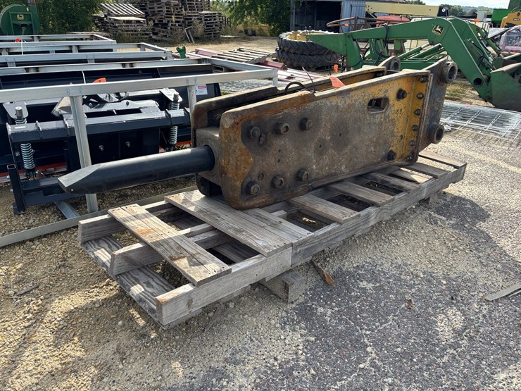 #1337-•-tb830-hydraulic-breaker-image-1