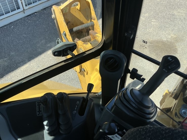 2019-caterpillar-420f2-it-image-30