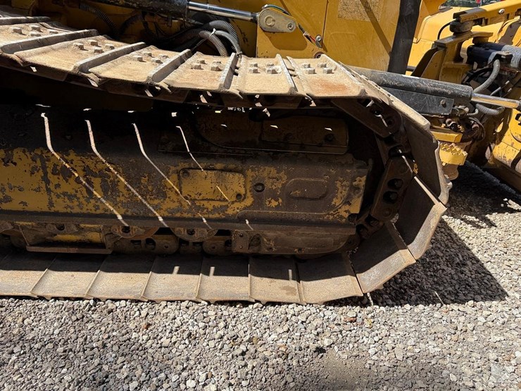 2016-caterpillar-d5k2-lgp-image-13