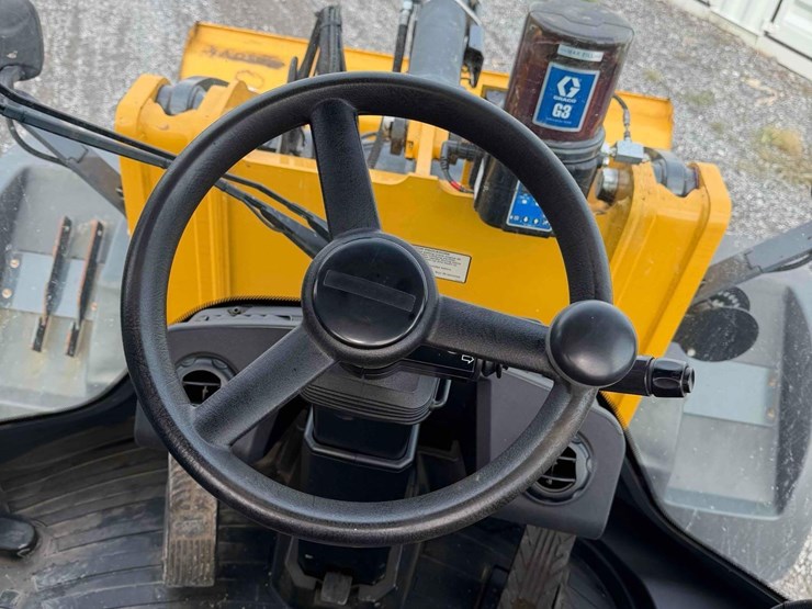2021-deere-344l-image-23