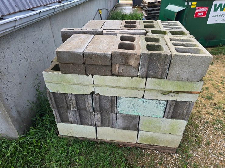 #9754-•-pallet-of-cinder-blocks-image-4