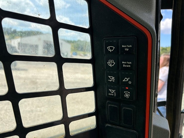 2021-bobcat-t62-image-27