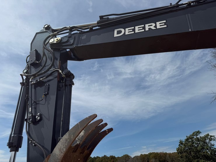 2024-deere-210g-lc-image-13