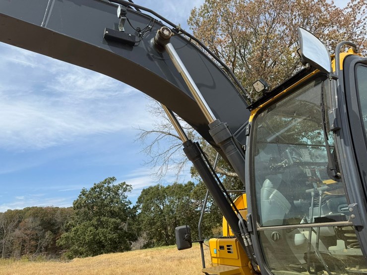 2024-deere-210g-lc-image-11