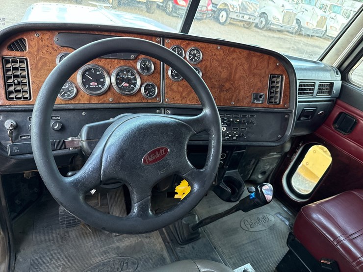 2001-peterbilt-379-image-15