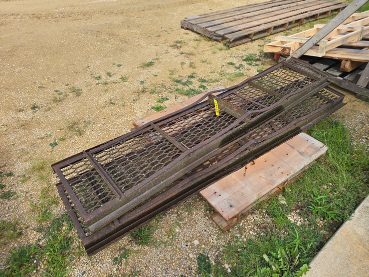 #9686-•-8'x16"-metal-ramps-image-2
