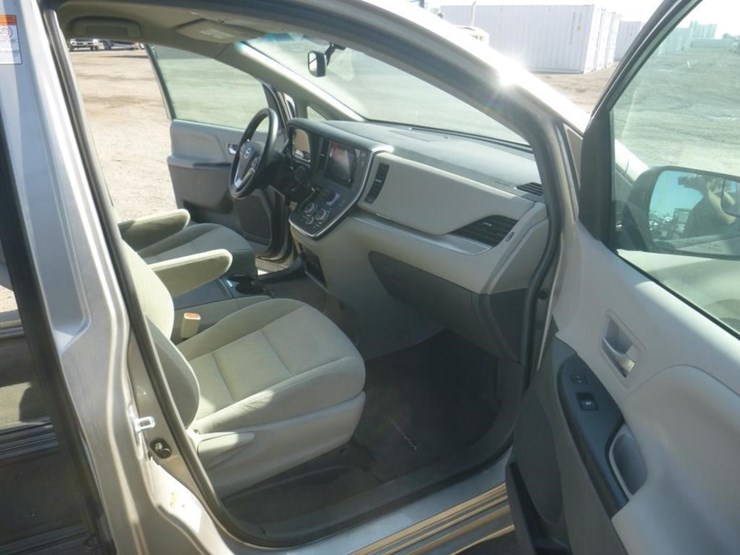 2017-toyota-sienna-image-6
