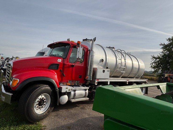 #1203-•-2004-mack-cv713-vacuum-pump-truck-(has-wi-title)-image-4