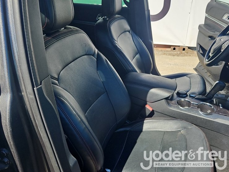 2019-ford-explorer-image-40