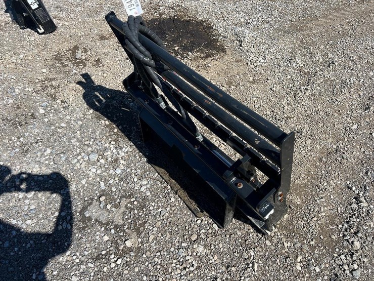 giyi-mini-skid-steer-side-shift-forks-backing-plate-image-3