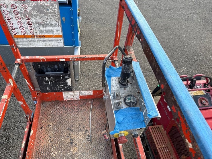 #2072-•-2004-sky-jack-electric-scissor-lift-image-7