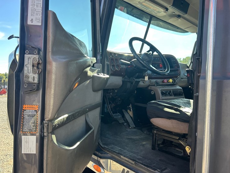 2004-mack-ch613-image-58