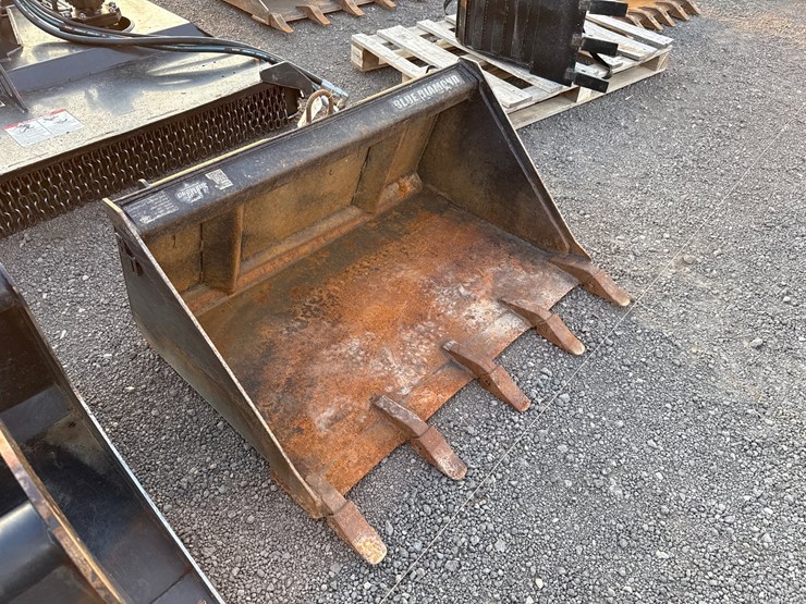 #2015-•-blue-diamond-44"-mini-skid-steer-tooth-bucket-image-2
