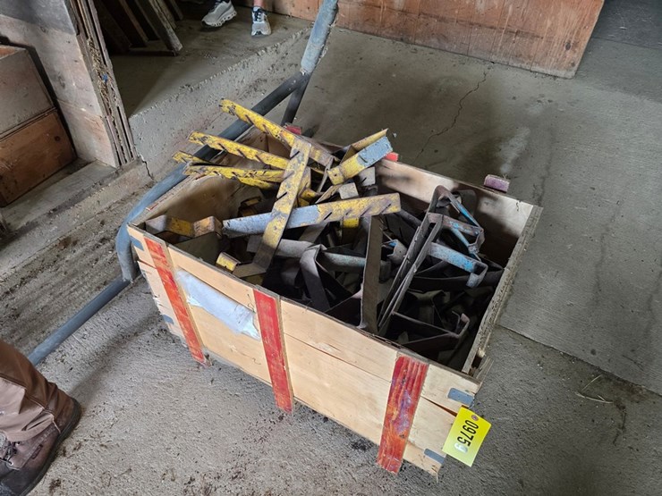 #9759-•-bin-of-roofer-toe-hold-bracket-image-1