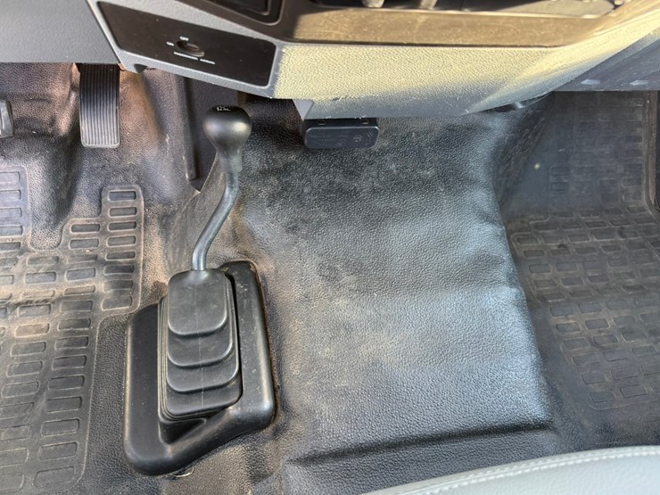 2013-ford-f550-image-38