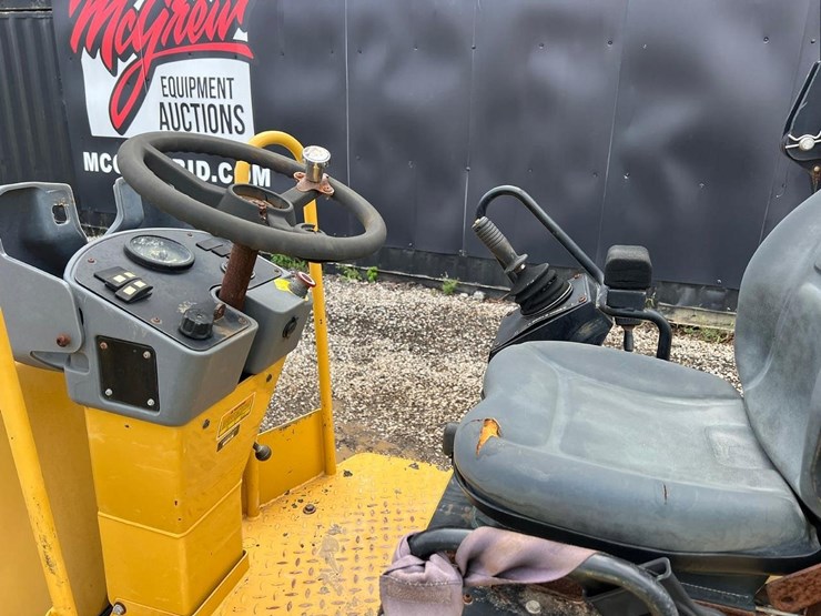 2010-caterpillar-cb34xw-image-15