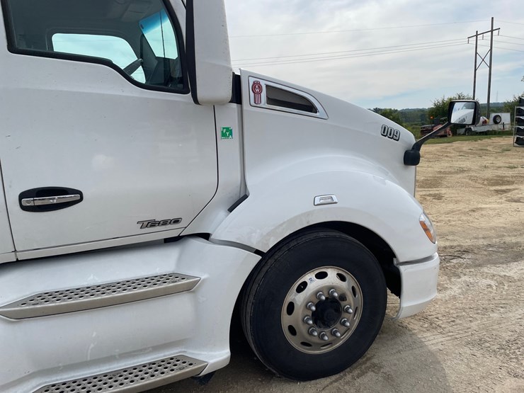 2017-kenworth-t680-image-12