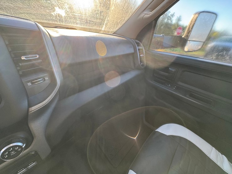 2020-dodge-3500-image-39