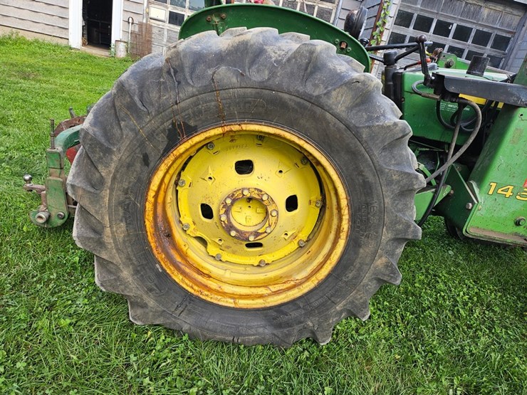 john-deere-2440-image-33