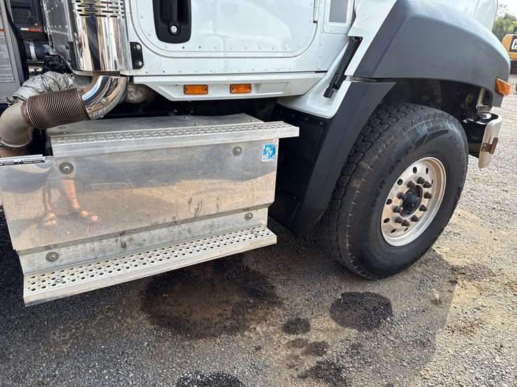 2017-caterpillar-ct660-image-4