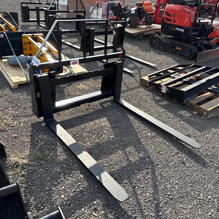 #1092 • 48" SKID STEER PALLET FORKS