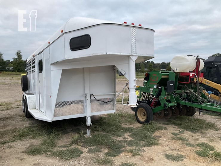 2007-chaparral-horse-trailer-image-2