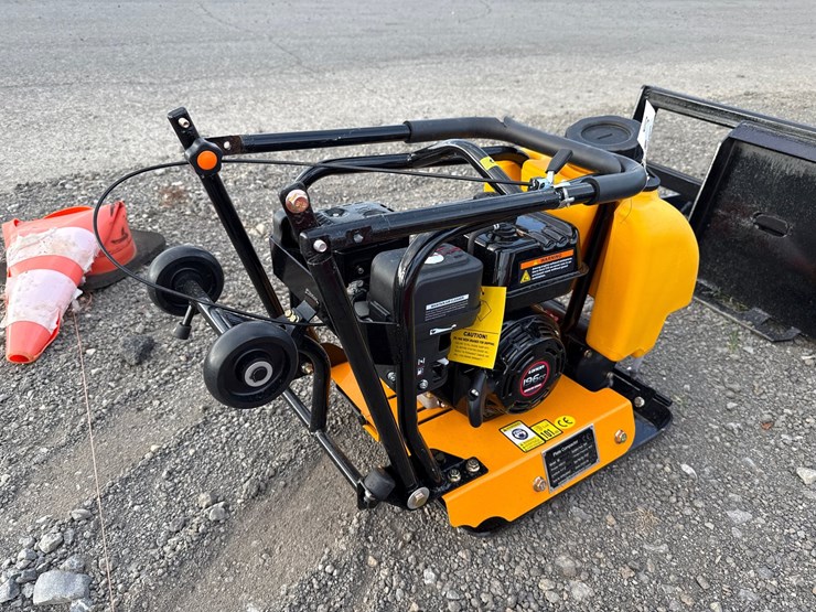 #1004-•-c90t-plate-compactor-image-3